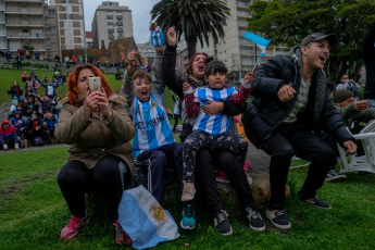 Buenos Aires, Argentina.- In the photos taken on November 22, 2022, Argentine fans encourage their National Team during the match against Saudi Arabia in their debut at the Qatar 2022 World Cup, with the referee of the Slovenian Slavko Vincic.