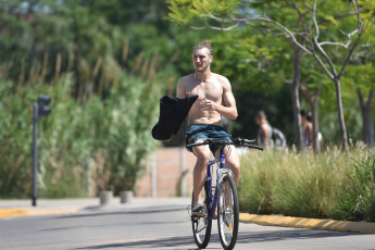 Buenos Aires, Argentina.- En las fotos tomadas el 27 de noviembre del 2022, muestra las calles de Buenos Aires en medio de una ola de calor. El Servicio Meteorológico Nacional (SMN) lanzó un alerta por altas temperaturas para la Ciudad de Buenos Aires y otras 13 provincias. En laz zonas cel centro y el oeste del país se espera que el termómetro alcance los 40 grados.