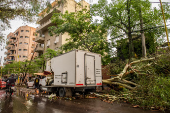 Santiago del Estero, Argentina.- In the photos taken on November 29, 2022, it shows the damage caused after the passage of a storm in Santiago del Estero. Fallen trees, cut cables, blown up roofs and billboards, damage to schools, collapse of antennas, damaged vehicles and affected families left torrential rains with strong winds in the city of Santiago del Estero, reported Civil Defense sources.