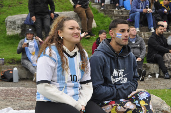 Buenos Aires, Argentina.- In the photos taken on November 22, 2022, Argentine fans encourage their National Team during the match against Saudi Arabia in their debut at the Qatar 2022 World Cup, with the referee of the Slovenian Slavko Vincic.