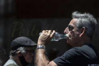 Buenos Aires, Argentina.- En las fotos tomadas el 29 de noviembre del 2022, muestra las calles de Buenos Aires en medio de una ola de calor. Noviembre termina con una ola de calor, desde la semana pasada, las máximas superan los 30° en gran parte del país y esta semana se esperan 34° para Capital y 35° para parte del conurbano bonaerense, según precisó el Servicio Meteorológico Nacional (SMN).