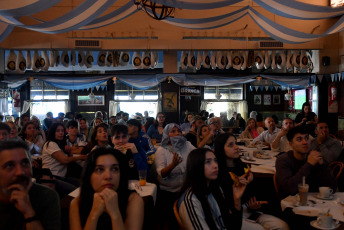 Buenos Aires, Argentina.- In the photos taken on November 22, 2022, Argentine fans encourage their National Team during the match against Saudi Arabia in their debut at the Qatar 2022 World Cup, with the referee of the Slovenian Slavko Vincic.