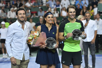 Buenos Aires, Argentina.- En las fotos tomadas el 23 de noviembre del 2022, el español Rafael Nadal (derecha), una leyenda del tenis con una colección de 22 títulos de Grand Slam, animó un partido de exhibición ante el "top ten" noruego Casper Ruud frente a 15 mil personas en el Arena Parque Roca del barrio porteño de Villa Soldati. Nadal le ganó 7-6 (8) y 6-2 a Ruud.