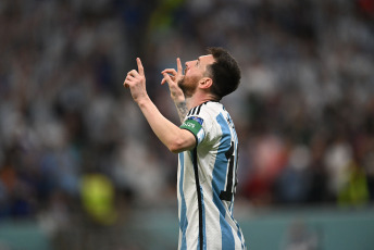 Lusail, Qatar.- En la foto tomada el 26, de noviembre de 2022 en el Estadio Lusail, el capitán Lionel Messi y el ingresado mediocampista Enzo Fernández, en una noche consagratoria, marcaron los goles a los 19 y 42 minutos del segundo tiempo del partido contra México, al que asistieron más de 80 mil espectadores.