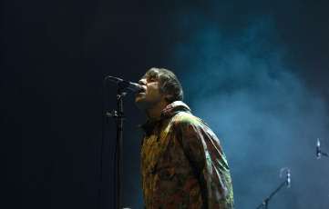 Buenos Aires, Argentina.- In the photos taken on November 10, 2022, Liam Gallagher, the unruly frontman of the flagship brit pop band of the '90s, appeared at the Movistar Arena in the Buenos Aires neighborhood of Villa Crespo in Buenos Aires . Gallagher gave a 17-song show in which he included tracks from his most recent album and Oasis hits. With a great connection with the Argentine public, the singer also paid tribute to Diego Maradona, dedicating the Oasis song "Live Forever" to 10.