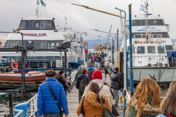 Ushuaia, Argentina.- En las fotos tomadas el 28 de noviembre del 2022, turistas llegan al puerto de la ciudad argentina de Ushuaia. Más de 1.500 turistas arribaron al puerto de Buenos Aires en el AidaMar y así se dio inicio a la temporada de cruceros en el país, la cual se extenderá hasta abril aproximadamente.