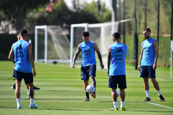 Doha, Qatar.- En las fotos tomadas el 23 de noviembre del 2022, el seleccionado argentino volvió a los entrenamientos luego de la derrota en el partido contra Arabia Saudita (2-1), en el debut en el Mundial de Qatar 2022, y el entrenador Lionel Scaloni ya analiza los cambios que realizará para enfrentar el sábado a México, por la segunda fecha del Grupo C.