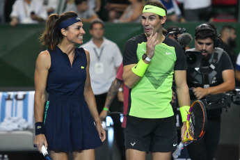 Buenos Aires, Argentina.- En las fotos tomadas el 23 de noviembre del 2022, el español Rafael Nadal (derecha), una leyenda del tenis con una colección de 22 títulos de Grand Slam, animó un partido de exhibición ante el "top ten" noruego Casper Ruud frente a 15 mil personas en el Arena Parque Roca del barrio porteño de Villa Soldati. Nadal le ganó 7-6 (8) y 6-2 a Ruud.