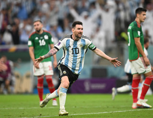 Lusail, Qatar.- En la foto tomada el 26, de noviembre de 2022 en el Estadio Lusail, el capitán Lionel Messi y el ingresado mediocampista Enzo Fernández, en una noche consagratoria, marcaron los goles a los 19 y 42 minutos del segundo tiempo del partido contra México, al que asistieron más de 80 mil espectadores.