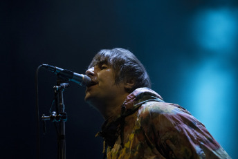 Buenos Aires, Argentina.- In the photos taken on November 10, 2022, Liam Gallagher, the unruly frontman of the flagship brit pop band of the '90s, appeared at the Movistar Arena in the Buenos Aires neighborhood of Villa Crespo in Buenos Aires . Gallagher gave a 17-song show in which he included tracks from his most recent album and Oasis hits. With a great connection with the Argentine public, the singer also paid tribute to Diego Maradona, dedicating the Oasis song "Live Forever" to 10.