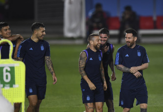 Doha, Qatar.- In the photos taken on November 29, 2022, the Argentine National Team trains in Doha, ahead of the match against Poland for the third and last date of Group C, looking for the result they need to advance to the round of 16 of the World Cup in Qatar 2022.