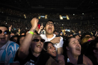 Buenos Aires, Argentina.- In the photos taken on November 10, 2022, Liam Gallagher, the unruly frontman of the flagship brit pop band of the '90s, appeared at the Movistar Arena in the Buenos Aires neighborhood of Villa Crespo in Buenos Aires . Gallagher gave a 17-song show in which he included tracks from his most recent album and Oasis hits. With a great connection with the Argentine public, the singer also paid tribute to Diego Maradona, dedicating the Oasis song "Live Forever" to 10.