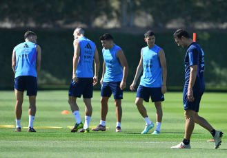 Doha, Qatar.- En las fotos tomadas el 23 de noviembre del 2022, el seleccionado argentino volvió a los entrenamientos luego de la derrota en el partido contra Arabia Saudita (2-1), en el debut en el Mundial de Qatar 2022, y el entrenador Lionel Scaloni ya analiza los cambios que realizará para enfrentar el sábado a México, por la segunda fecha del Grupo C.