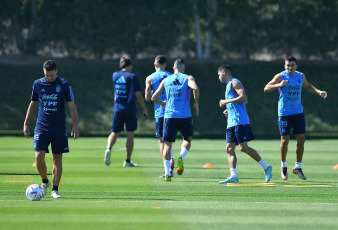 Doha, Qatar.- En las fotos tomadas el 23 de noviembre del 2022, el seleccionado argentino volvió a los entrenamientos luego de la derrota en el partido contra Arabia Saudita (2-1), en el debut en el Mundial de Qatar 2022, y el entrenador Lionel Scaloni ya analiza los cambios que realizará para enfrentar el sábado a México, por la segunda fecha del Grupo C.