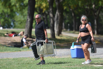 Buenos Aires, Argentina.- En las fotos tomadas el 27 de noviembre del 2022, muestra las calles de Buenos Aires en medio de una ola de calor. El Servicio Meteorológico Nacional (SMN) lanzó un alerta por altas temperaturas para la Ciudad de Buenos Aires y otras 13 provincias. En laz zonas cel centro y el oeste del país se espera que el termómetro alcance los 40 grados.