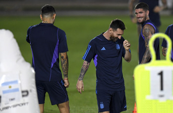 Doha, Qatar.- En las fotos tomadas el 29 de noviembre del 2022, la Selección argentina realiza un entrenamiento en Doha, de cara al partido contra Polonia por la tercera y última fecha del Grupo C, buscando el resultado que precisa para avanzar a los octavos de final del Mundial de Qatar 2022.