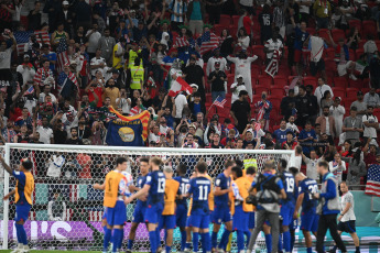 Doha, Qatar.- En las fotos tomadas el 29 de noviembre del 2022, durante el partido entre Estados Unidos e Irán en el estadio Al Thumama en la última fecha del Grupo B del Mundial Qatar 2022. Estados Unidos le ganó a Irán por 1-0- y aseguró su presencia en los octavos de final, instancia en la que se enfrentará con Países Bajos.