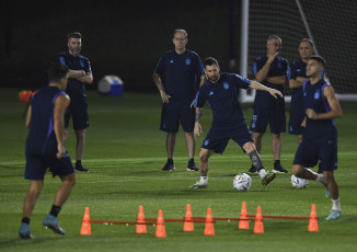 Doha, Qatar.- In the photos taken on November 29, 2022, the Argentine National Team trains in Doha, ahead of the match against Poland for the third and last date of Group C, looking for the result they need to advance to the round of 16 of the World Cup in Qatar 2022.