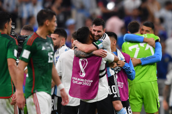 Lusail, Qatar.- En la foto tomada el 26, de noviembre de 2022 en el Estadio Lusail, el capitán Lionel Messi y el ingresado mediocampista Enzo Fernández, en una noche consagratoria, marcaron los goles a los 19 y 42 minutos del segundo tiempo del partido contra México, al que asistieron más de 80 mil espectadores.