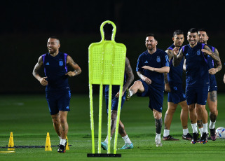 Doha, Qatar.- In the photos taken on November 25, 2022, the Argentine National Team during the last training session prior to the match against Mexico. Coach Lionel Scaloni continued to test the team that will take to the field after the initial defeat against Saudi Arabia at the Qatar 2022 World Cup.