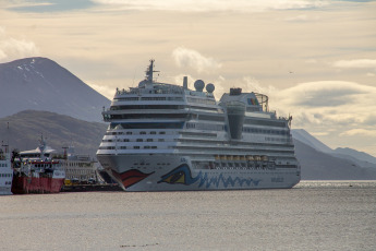 Ushuaia, Argentina.- En las fotos tomadas el 28 de noviembre del 2022, turistas llegan al puerto de la ciudad argentina de Ushuaia. Más de 1.500 turistas arribaron al puerto de Buenos Aires en el AidaMar y así se dio inicio a la temporada de cruceros en el país, la cual se extenderá hasta abril aproximadamente.