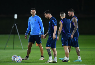 Doha, Qatar.- En las fotos tomadas el 25 de noviembre del 2022, la Selección argentina durante el último entrenamiento en la previa del partido contra México. El técnico Lionel Scaloni siguió probando al equipo que saldrá a la cancha luego de la derrota inicial contra Arabia Saudita en el Mundial Qatar 2022.