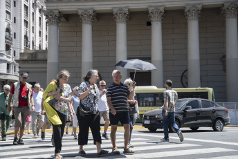 Buenos Aires, Argentina.- In the photos taken on November 29, 2022, it shows the streets of Buenos Aires in the middle of a heat wave. November ends with a heat wave, since last week, the maximum exceeds 30° in a large part of the country and this week 34° is expected for the Capital and 35° for part of the Buenos Aires suburbs, according to the National Meteorological Service (SMN).