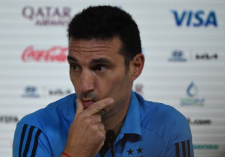 Doha, Qatar.- In the photos taken on November 25, 2022, the coach of the Argentine national team, Lionel Scaloni, gave a press conference in Doha, Qatar. Scaloni stressed that team captain Lionel Messi "trained normally" and that he does not know where the information came from that "he was physically unwell," assuring that "Messi is fine, he has no problem." Likewise, he assured that he will make changes in the game against Mexico.