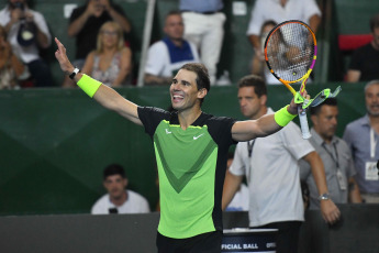 Buenos Aires, Argentina.- En las fotos tomadas el 23 de noviembre del 2022, el español Rafael Nadal, una leyenda del tenis con una colección de 22 títulos de Grand Slam, animó un partido de exhibición ante el "top ten" noruego Casper Ruud frente a 15 mil personas en el Arena Parque Roca del barrio porteño de Villa Soldati. Nadal le ganó 7-6 (8) y 6-2 a Ruud.