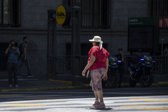 Buenos Aires, Argentina.- In the photos taken on November 29, 2022, it shows the streets of Buenos Aires in the middle of a heat wave. November ends with a heat wave, since last week, the maximum exceeds 30° in a large part of the country and this week 34° is expected for the Capital and 35° for part of the Buenos Aires suburbs, according to the National Meteorological Service (SMN).