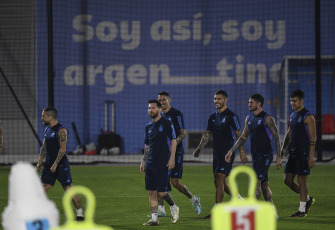 Doha, Qatar.- En las fotos tomadas el 29 de noviembre del 2022, la Selección argentina realiza un entrenamiento en Doha, de cara al partido contra Polonia por la tercera y última fecha del Grupo C, buscando el resultado que precisa para avanzar a los octavos de final del Mundial de Qatar 2022.