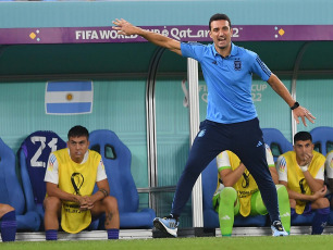 Doha, Catar.- En la foto tomada el 30 de noviembre de 2022, el 2 a 0 final en favor de la Selección de Lionel Scaloni la colocó como primera del Grupo C. Así, el combinado nacional jugará con Australia por los octavos de final. Mientras, México se impuso por 2 a 1 ante Arabia Saudita. Al conjunto de Gerardo Martino no le alcanzó. Con el 2 a 0 a su favor se quedaba afuera por fair play, al quedar igualado en puntos y goles con Polonia, y el descuento de los árabes en el final selló su suerte.