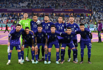 Doha, Catar.- En la foto tomada el 30 de noviembre de 2022, el 2 a 0 final en favor de la Selección de Lionel Scaloni la colocó como primera del Grupo C. Así, el combinado nacional jugará con Australia por los octavos de final. Mientras, México se impuso por 2 a 1 ante Arabia Saudita. Al conjunto de Gerardo Martino no le alcanzó. Con el 2 a 0 a su favor se quedaba afuera por fair play, al quedar igualado en puntos y goles con Polonia, y el descuento de los árabes en el final selló su suerte.