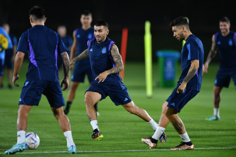 Doha, Qatar.- En las fotos tomadas el 25 de noviembre del 2022, la Selección argentina durante el último entrenamiento en la previa del partido contra México. El técnico Lionel Scaloni siguió probando al equipo que saldrá a la cancha luego de la derrota inicial contra Arabia Saudita en el Mundial Qatar 2022.