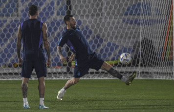 Doha, Qatar.- En las fotos tomadas el 29 de noviembre del 2022, la Selección argentina realiza un entrenamiento en Doha, de cara al partido contra Polonia por la tercera y última fecha del Grupo C, buscando el resultado que precisa para avanzar a los octavos de final del Mundial de Qatar 2022.