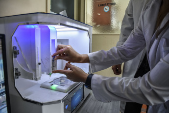 Buenos Aires, Argentina.- En las fotos tomadas el 29 de noviembre del 2022, científicos de la Facultad de Farmacia y Bioquímica de la UBA (FFyB) y el Conicet desarrollaron una biotinta que contiene aceite de cannabis para impresión 3D que puede utilizarse en la regeneración de tejidos o restauración de órganos dañado, lo que constituye una novedad a nivel mundial por el uso del derivado de esta planta con propiedades antimicrobianas y antioxidantes entre otros beneficios, además de ser biocompatible.