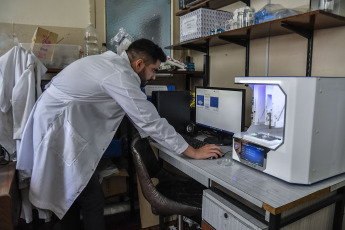 Buenos Aires, Argentina.- En las fotos tomadas el 29 de noviembre del 2022, científicos de la Facultad de Farmacia y Bioquímica de la UBA (FFyB) y el Conicet desarrollaron una biotinta que contiene aceite de cannabis para impresión 3D que puede utilizarse en la regeneración de tejidos o restauración de órganos dañado, lo que constituye una novedad a nivel mundial por el uso del derivado de esta planta con propiedades antimicrobianas y antioxidantes entre otros beneficios, además de ser biocompatible.