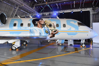 Qatar.- En las fotos tomadas el 21 de noviembre del 2022, las personas visitan el Maradona Fan Fest, una experiencia para los fanáticos del ídolo y del seleccionado argentino en Qatar. Se trata de un espacio con tecnología de última generación que le brinda una "nueva vida al Diez", contemplando que todos los visitantes podrán interactuar con él, además el homenaje cuenta con la presencia estelar del avión Tango D10S.