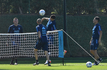 Doha, Qatar.- En las fotos tomadas el 23 de noviembre del 2022, el seleccionado argentino volvió a los entrenamientos luego de la derrota en el partido contra Arabia Saudita (2-1), en el debut en el Mundial de Qatar 2022, y el entrenador Lionel Scaloni ya analiza los cambios que realizará para enfrentar el sábado a México, por la segunda fecha del Grupo C.