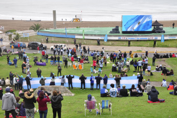 Buenos Aires, Argentina.- En las fotos tomadas el 22 de noviembre del 2022, hinchas argentinos alientan a su Selección durante el partido ante Arabia Saudita en su debut en la Copa del Mundo de Qatar 2022, con el arbitraje del esloveno Slavko Vincic.