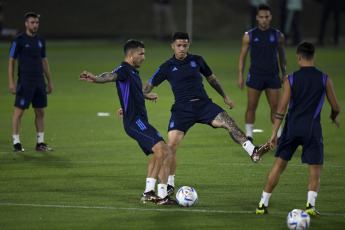 Doha, Qatar.- In the photos taken on November 29, 2022, the Argentine National Team trains in Doha, ahead of the match against Poland for the third and last date of Group C, looking for the result they need to advance to the round of 16 of the World Cup in Qatar 2022.