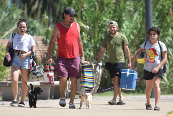 Buenos Aires, Argentina.- En las fotos tomadas el 27 de noviembre del 2022, muestra las calles de Buenos Aires en medio de una ola de calor. El Servicio Meteorológico Nacional (SMN) lanzó un alerta por altas temperaturas para la Ciudad de Buenos Aires y otras 13 provincias. En laz zonas cel centro y el oeste del país se espera que el termómetro alcance los 40 grados.