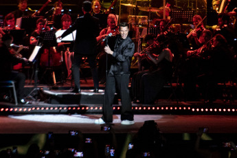 Buenos Aires, Argentina.- In the photos taken on November 28, 2022, during Ricky Martin's presentation at the Movistar Arena in Buenos Aires. More than two years after his last visit to the country, the idol returned to present three symphonic shows uniting the global artist with more than 60 musicians.