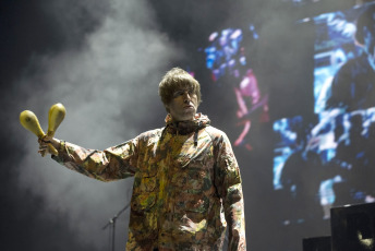 Buenos Aires, Argentina.- In the photos taken on November 10, 2022, Liam Gallagher, the unruly frontman of the flagship brit pop band of the '90s, appeared at the Movistar Arena in the Buenos Aires neighborhood of Villa Crespo in Buenos Aires . Gallagher gave a 17-song show in which he included tracks from his most recent album and Oasis hits. With a great connection with the Argentine public, the singer also paid tribute to Diego Maradona, dedicating the Oasis song "Live Forever" to 10.