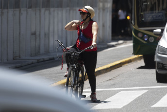 Buenos Aires, Argentina.- En las fotos tomadas el 29 de noviembre del 2022, muestra las calles de Buenos Aires en medio de una ola de calor. Noviembre termina con una ola de calor, desde la semana pasada, las máximas superan los 30° en gran parte del país y esta semana se esperan 34° para Capital y 35° para parte del conurbano bonaerense, según precisó el Servicio Meteorológico Nacional (SMN).