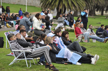 Buenos Aires, Argentina.- In the photos taken on November 22, 2022, Argentine fans encourage their National Team during the match against Saudi Arabia in their debut at the Qatar 2022 World Cup, with the referee of the Slovenian Slavko Vincic.