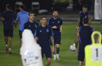 Doha, Qatar.- En las fotos tomadas el 29 de noviembre del 2022, la Selección argentina realiza un entrenamiento en Doha, de cara al partido contra Polonia por la tercera y última fecha del Grupo C, buscando el resultado que precisa para avanzar a los octavos de final del Mundial de Qatar 2022.