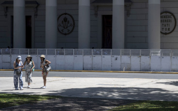 Buenos Aires, Argentina.- En las fotos tomadas el 29 de noviembre del 2022, muestra las calles de Buenos Aires en medio de una ola de calor. Noviembre termina con una ola de calor, desde la semana pasada, las máximas superan los 30° en gran parte del país y esta semana se esperan 34° para Capital y 35° para parte del conurbano bonaerense, según precisó el Servicio Meteorológico Nacional (SMN).