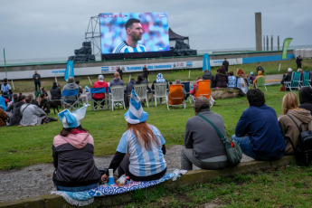 Buenos Aires, Argentina.- In the photos taken on November 22, 2022, Argentine fans encourage their National Team during the match against Saudi Arabia in their debut at the Qatar 2022 World Cup, with the referee of the Slovenian Slavko Vincic.