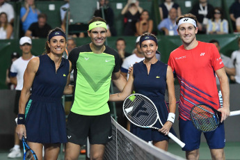 Buenos Aires, Argentina.- En las fotos tomadas el 23 de noviembre del 2022, el español Rafael Nadal (2do izquierda), una leyenda del tenis con una colección de 22 títulos de Grand Slam, animó un partido de exhibición ante el "top ten" noruego Casper Ruud frente a 15 mil personas en el Arena Parque Roca del barrio porteño de Villa Soldati. Nadal le ganó 7-6 (8) y 6-2 a Ruud.